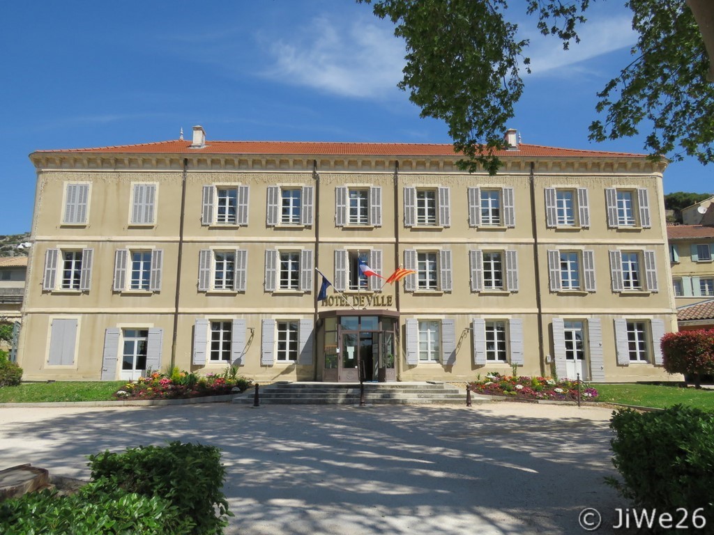 L'Hôtel de ville, ancien hôtel particulier construit en 1750 par Alphonse Toussaint