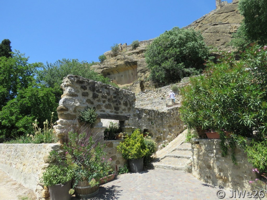 Accès aux grottes creusées dans la colline en arrière-plan