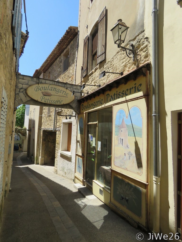 Joli portail donnant sur la boulangerie-pâtisserie