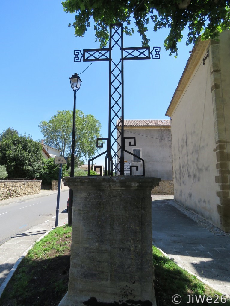 Croix située route de Caromb