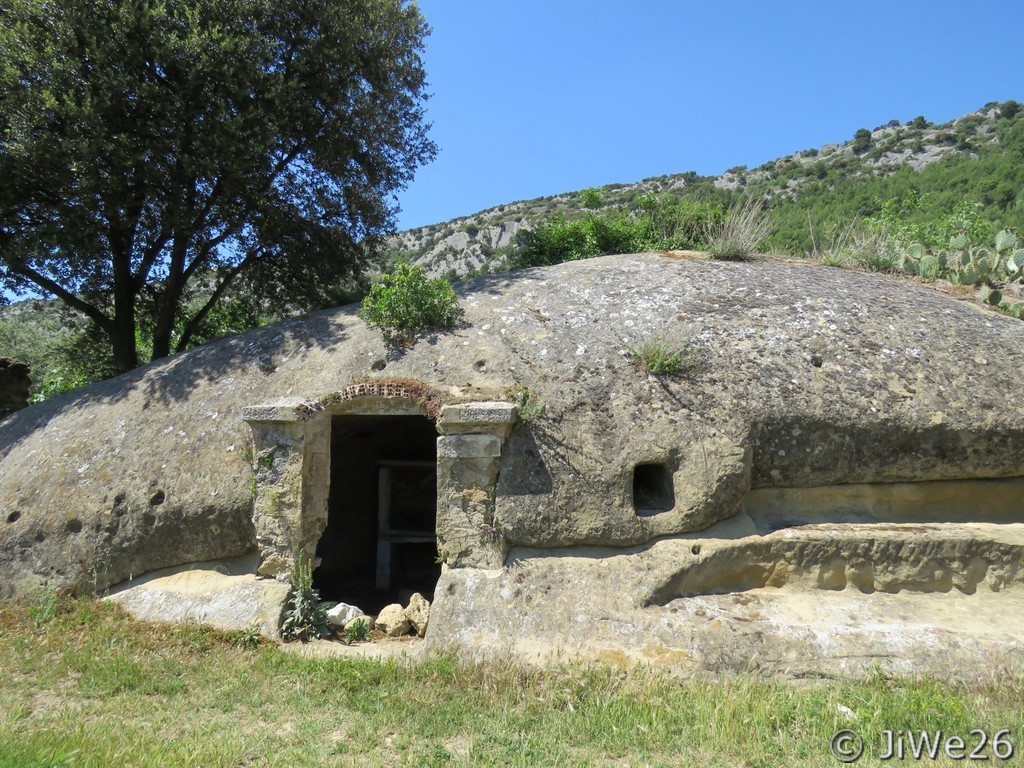 Cet ancien abri sous roche est encore utilisé par l'homme pour remiser du matériel