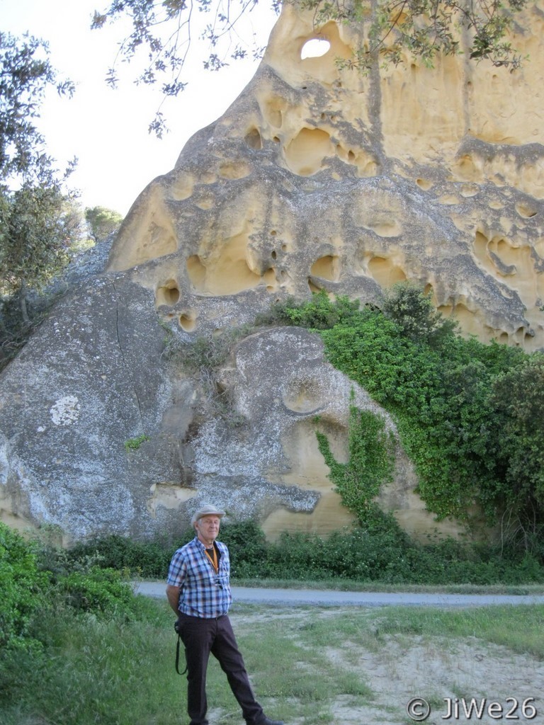 Me voici tout petit près des rochers de Rocalinaud