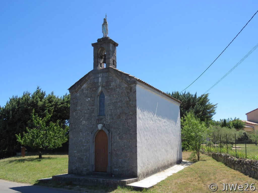 Chapelle ND de Lourdes dite "La Chazotte" de 1885 avec un clocher surmonté d'une vierge