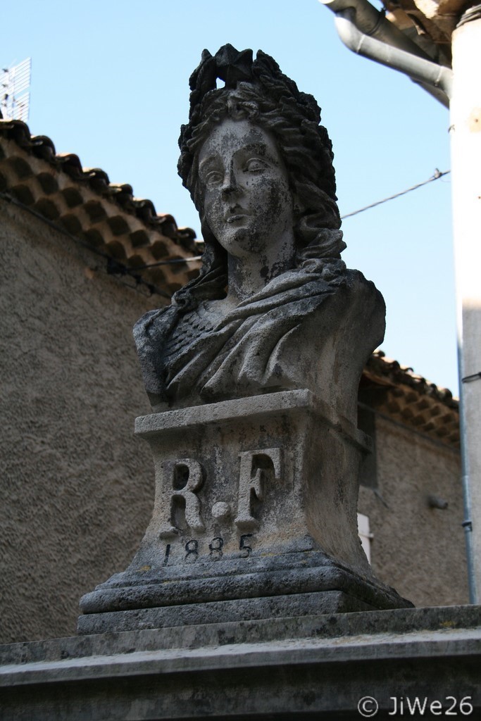 Buste de Marianne datant de 1885 au dessus de la Fontaine