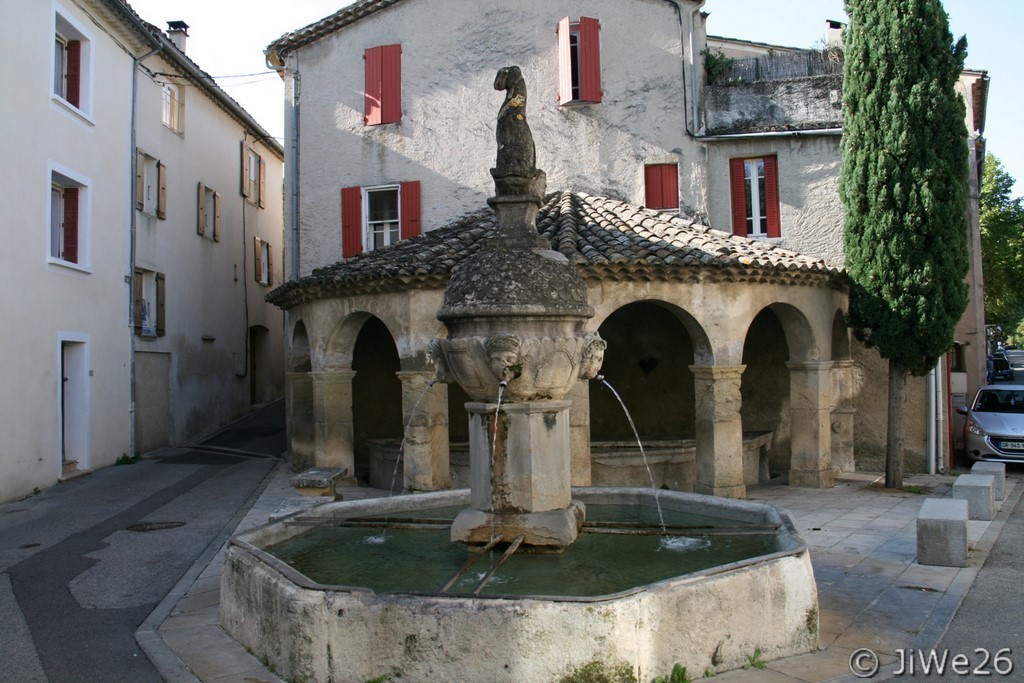 Fontaine au dauphin datant de 1713 et inscrite en monument historique le 13 juillet 1926
