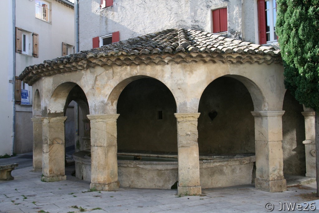 Lavoir semi-circulaire couvert à 7 arcades (1863-1870)