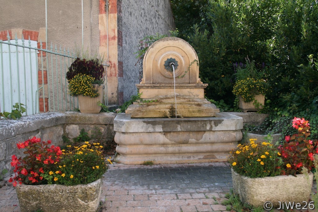 Fontaine de la Bourgade dans la rue des Faubourgs