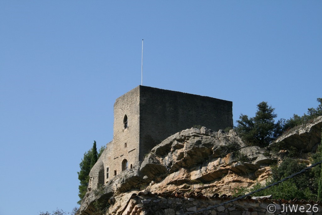 Le Château féodal dominant le village