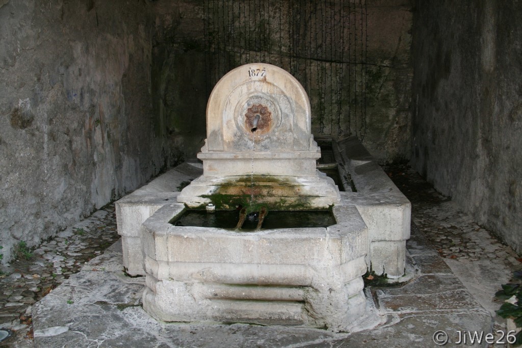 Fontaine de l'église construite en 1877 en pierre dure de Vaison, c'est la plus haute fontaine du village située sur la placette Claude Boileau