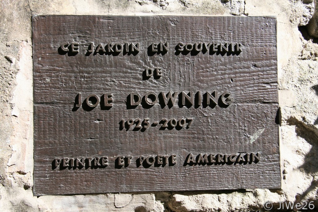 En face de la Maison Dora Maar, l'entrée du jardin créé en souvenir de Joe Downing peintre et poète américain décédé en 2007 à Ménerbes