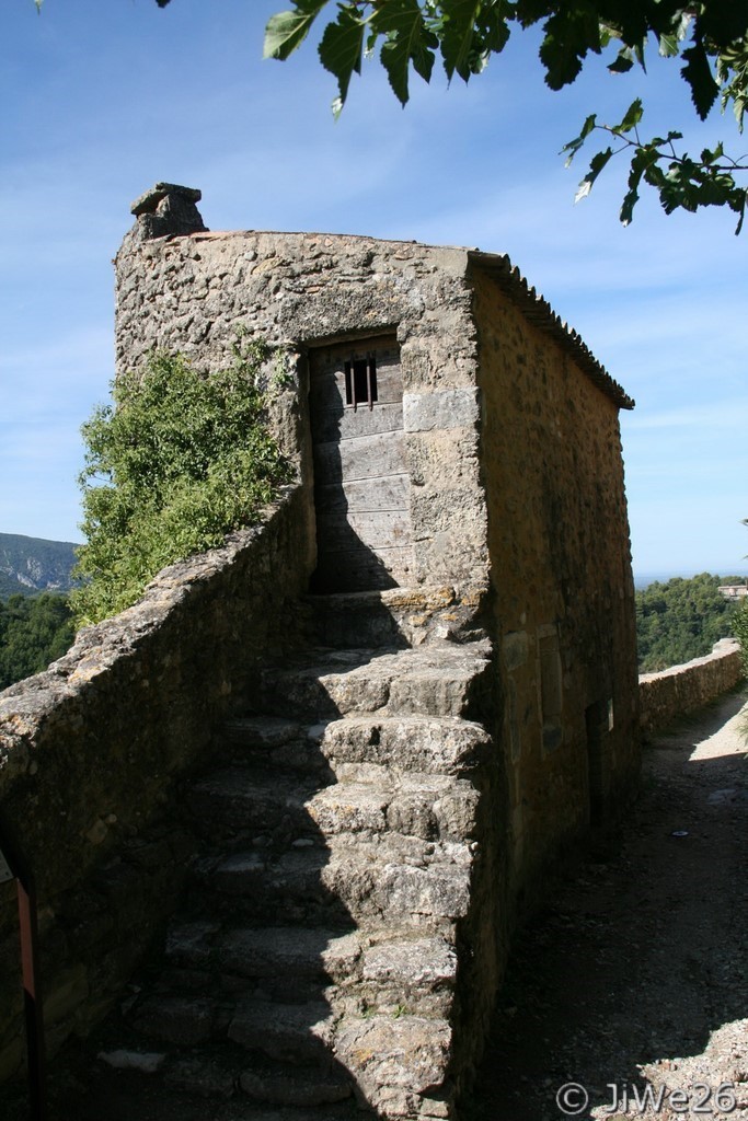 Ancienne prison rue du Portail intégrée aux défenses existantes en 1573, cet escalier constituait l'entrée du logement