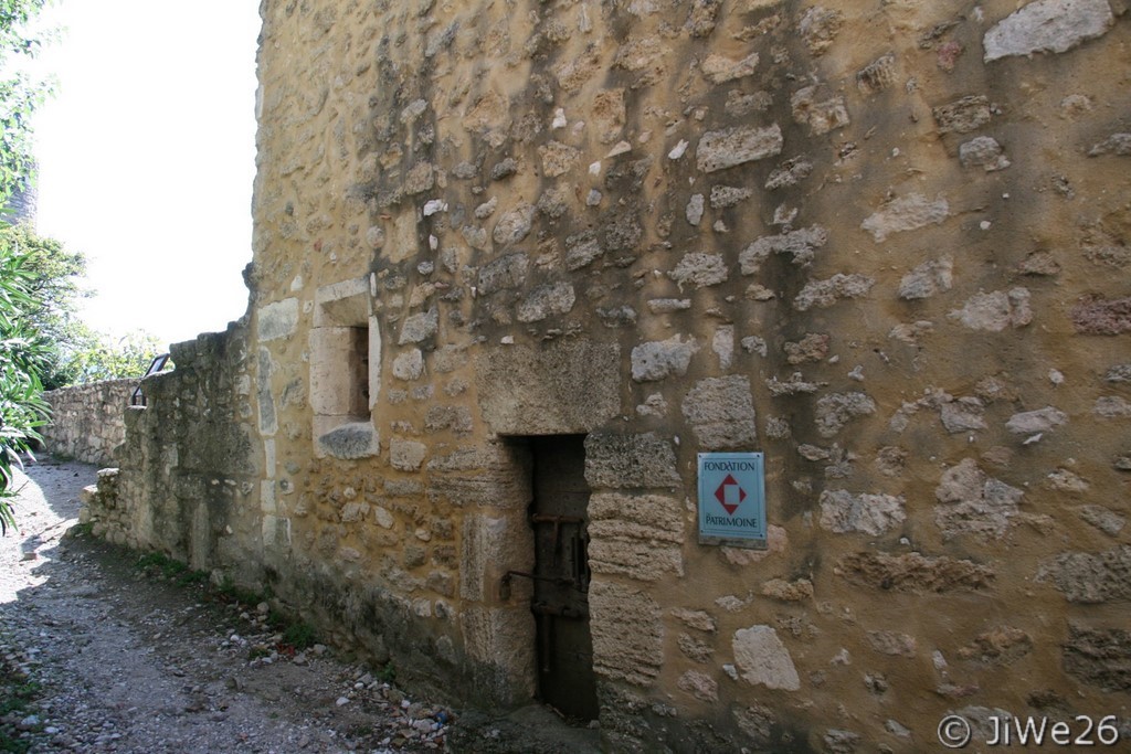 Côté de la prison avec le cachot au rez-de-chaussée, restauration en 2006