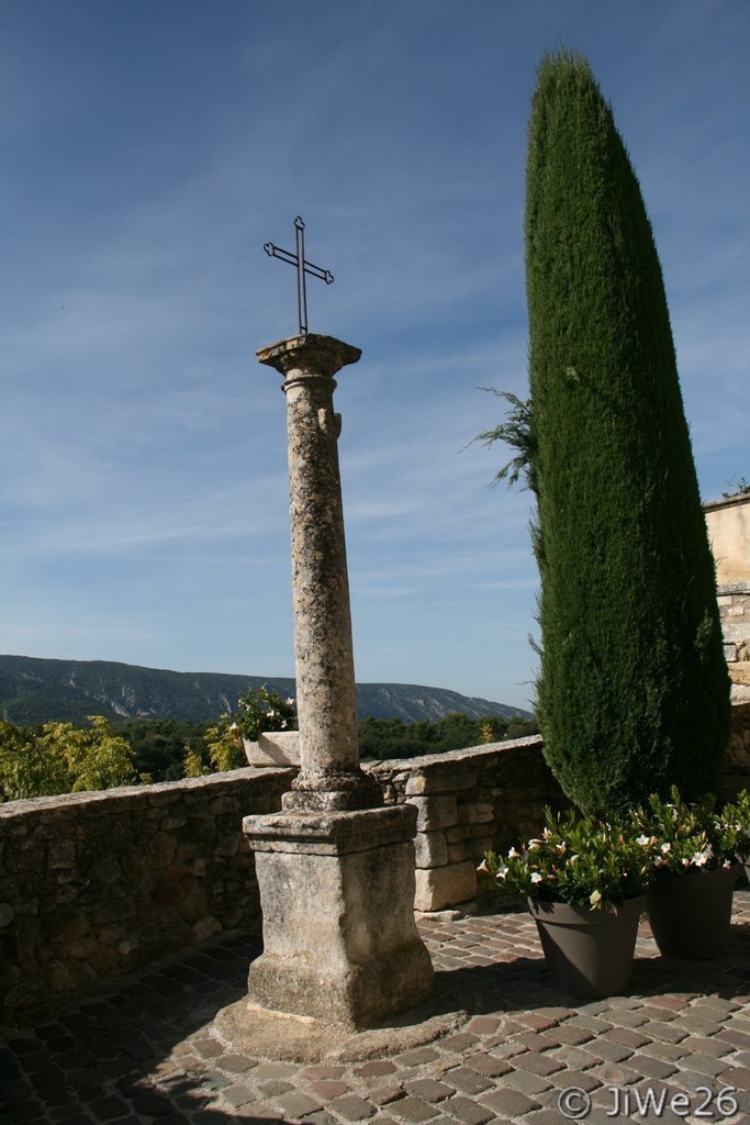 Croix datant de 1673 en montant place de l'Horloge