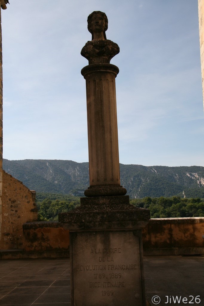 Monument érigé à la gloire de la révolution française près de la mairie bicentenaire en 1989