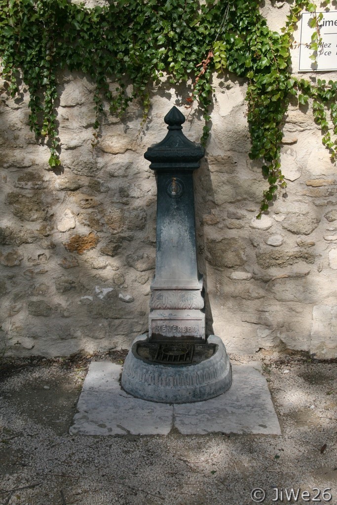 Jolie petite fontaine accolée au mur du cimetière