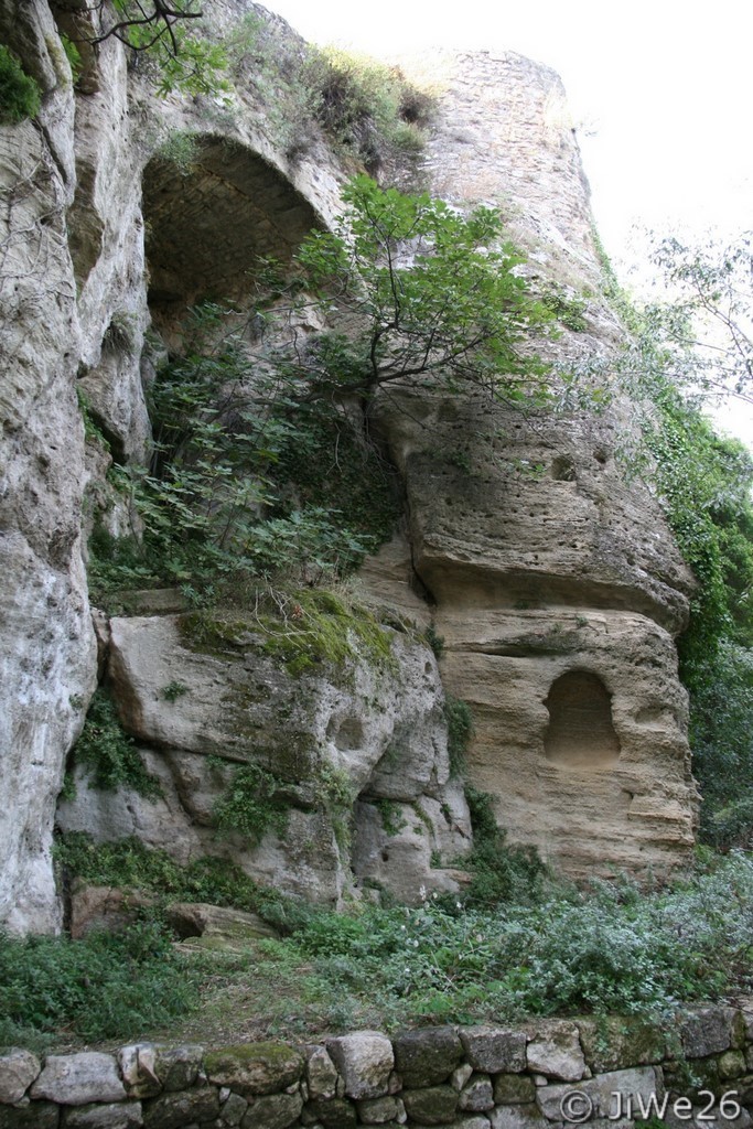 Originaux ces trous dans les rochers sous les murs des remparts