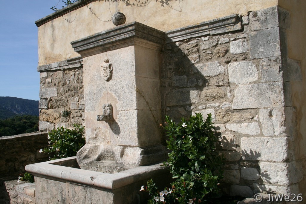 La fontaine place de l'horloge en face de la mairie