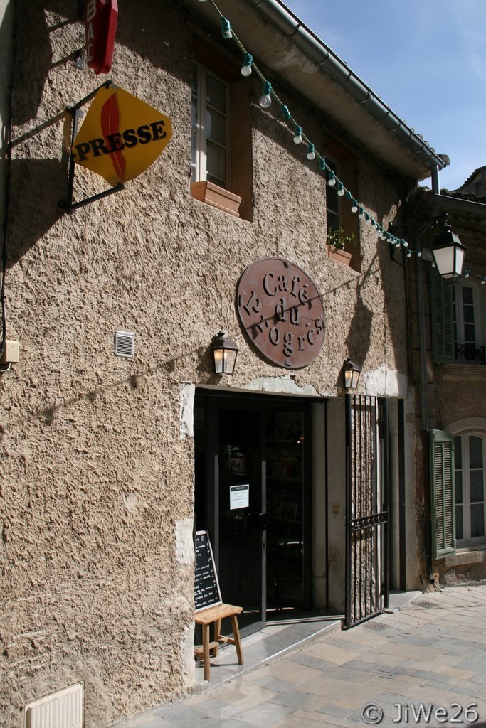 Beau bâtiment abritant le café du progrès avec bar, tabac et presse, rue Raoul et Raymond Sylvestre