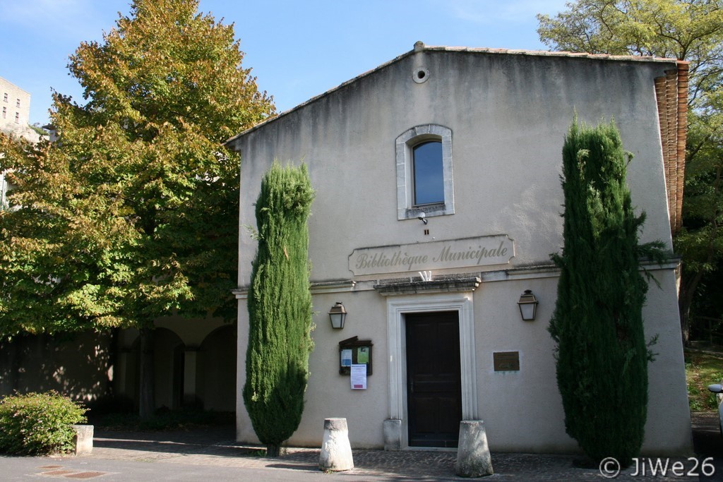 Bibliothèque municipale située derrière le Collège Clovis Hugues