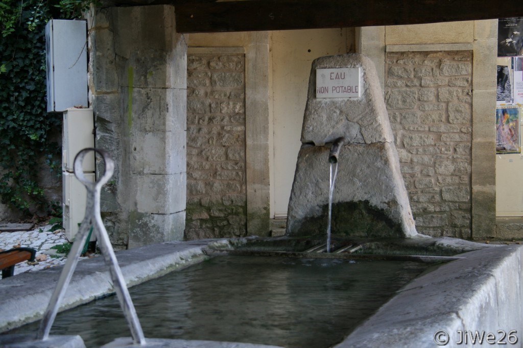 L'anneau de fer dans lequel passait autrefois une longue poutre cylindrique servant à poser le linge mouillé