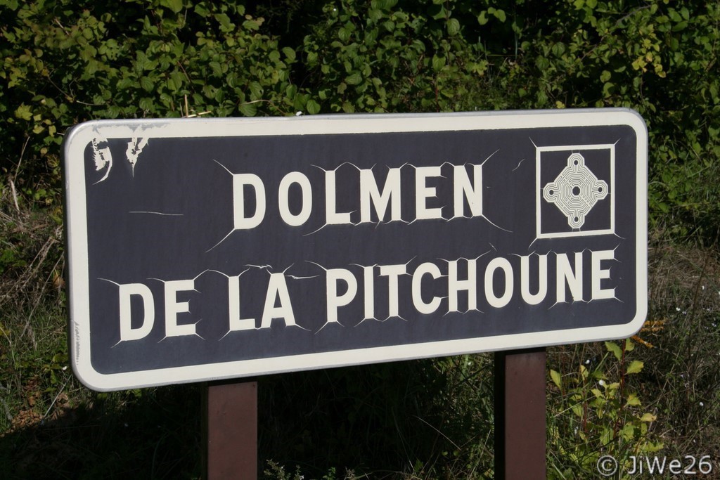 Nous quittons le vieux village pour chercher le dolmen de la Pitchoune