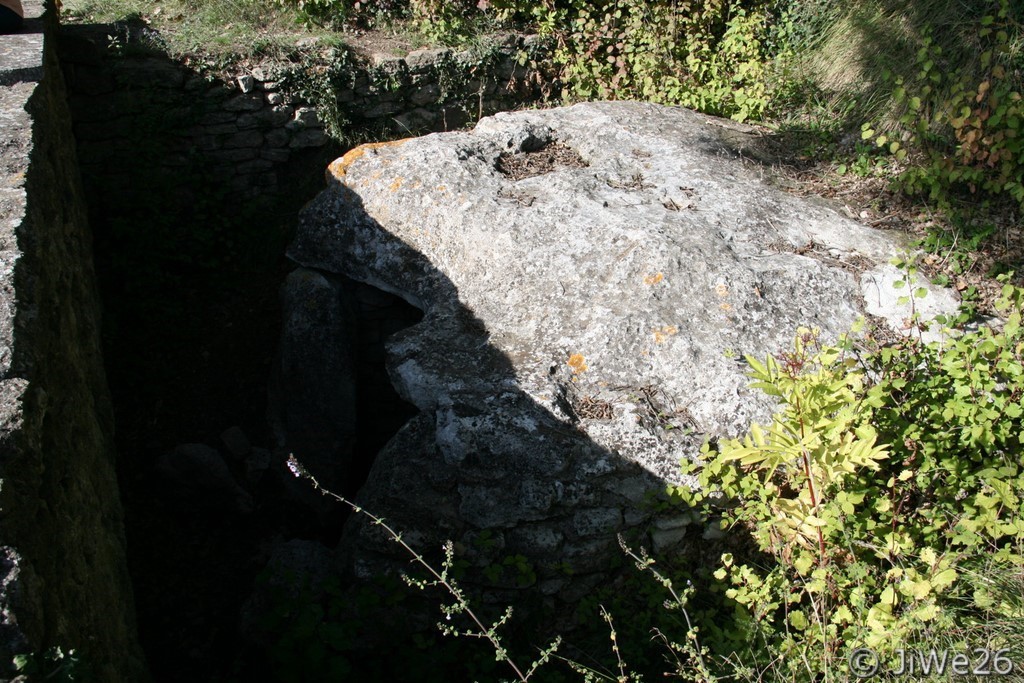 Peu visible de la route. il fût découvert par un agriculteur et identifié en 1850 par l'abbé André