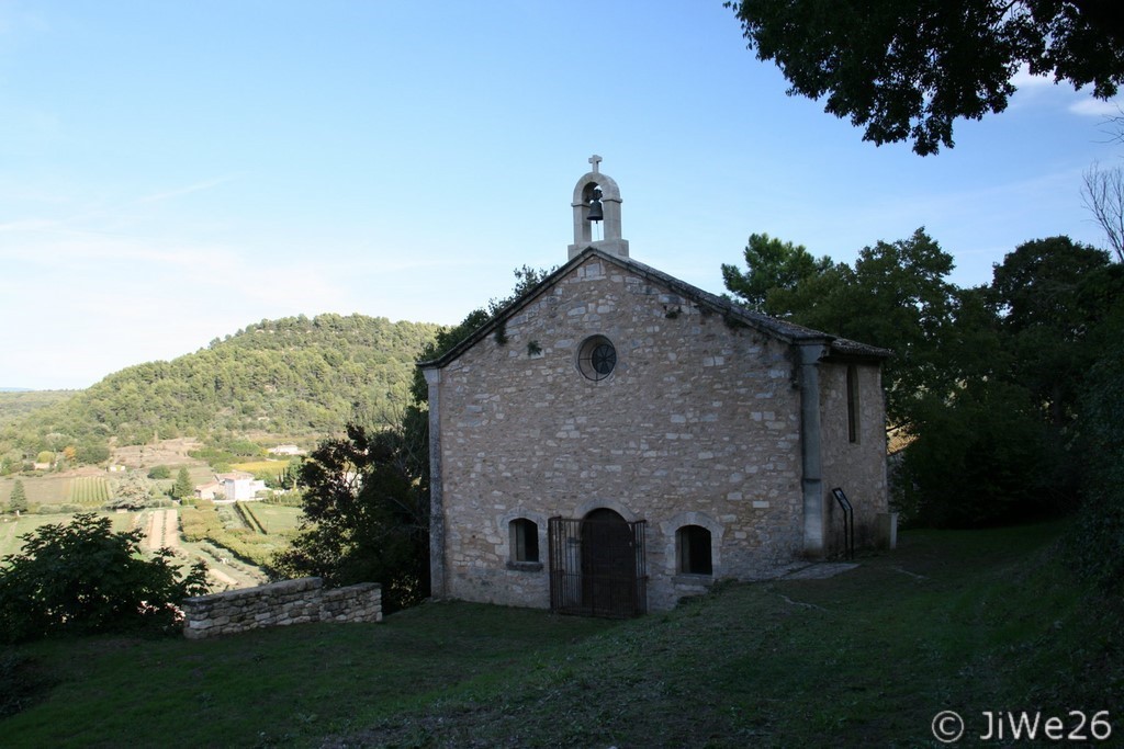 Belle vue sur la chapelle, à noter que le clocheton en pierre abrite une cloche en bronze