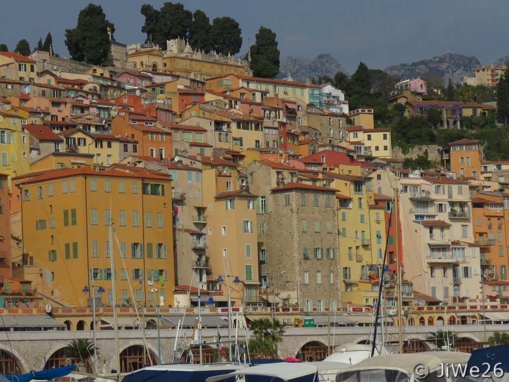 Vue partielle de la vieille ville depuis le port