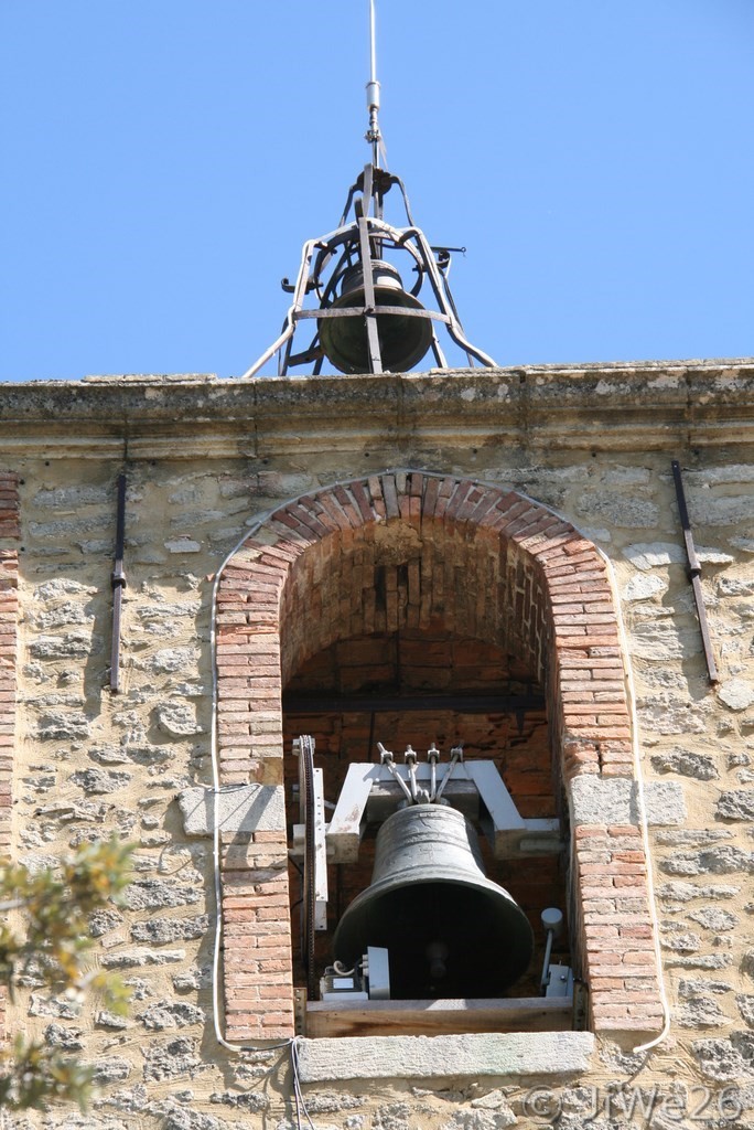 Mérindol-les-Oliviers_Cloche et campanille de l'église N-D de Porporières