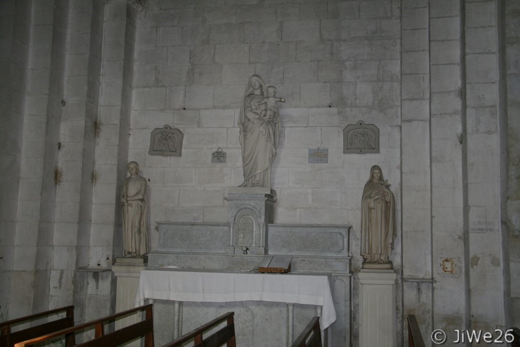 Sur la gauche, cet autel dédié à Notre-Dame de Saint-Restitut et la statue de la Vierge à l'enfant