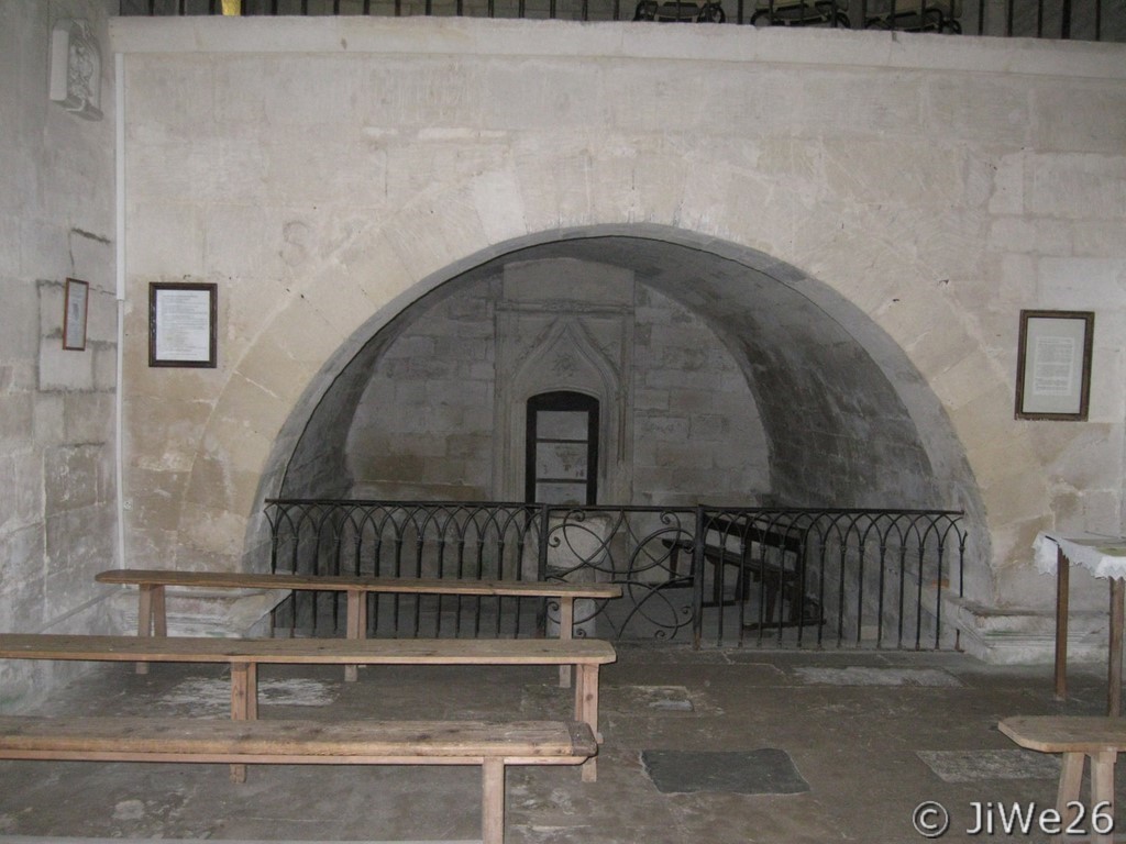 Dès l'entrée, à gauche, la crypte ou tombeau du saint, actuellement chapelle des fonds baptismaux. Là, elle se trouve dans la tour funéraire