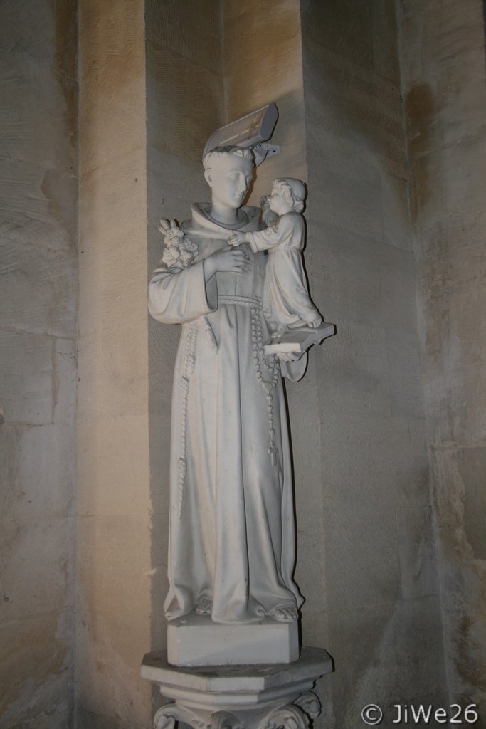 Et tout autour, de très belles statues, comme ici celle de Saint-Antoine de Padoue