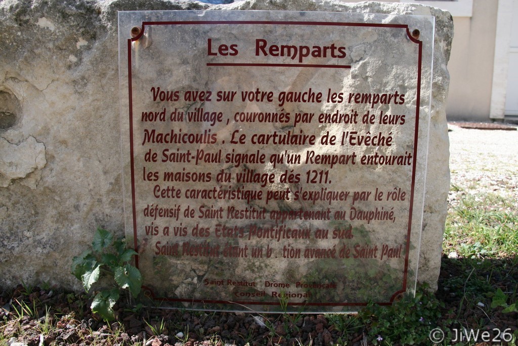 Information sur les remparts de Saint-Restitut
