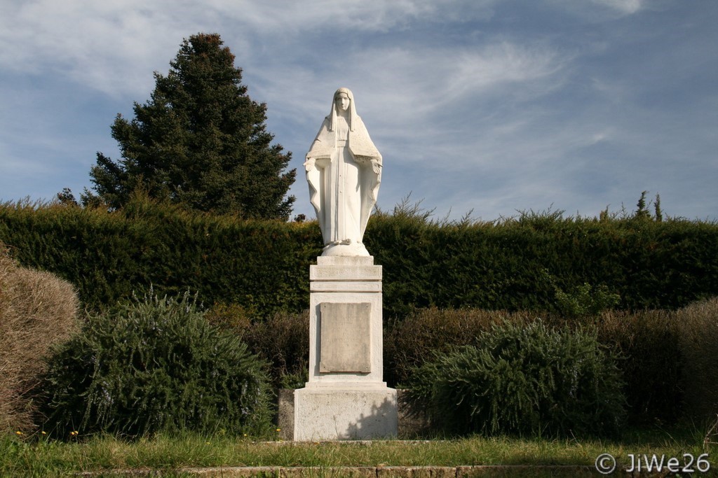 Un peu plus haut, on trouve cette statue de la Vierge Marie, protectrice des paroissiens, elle se situe à la sortie du village, au carrefour de la D218 et Chemin des Buisses