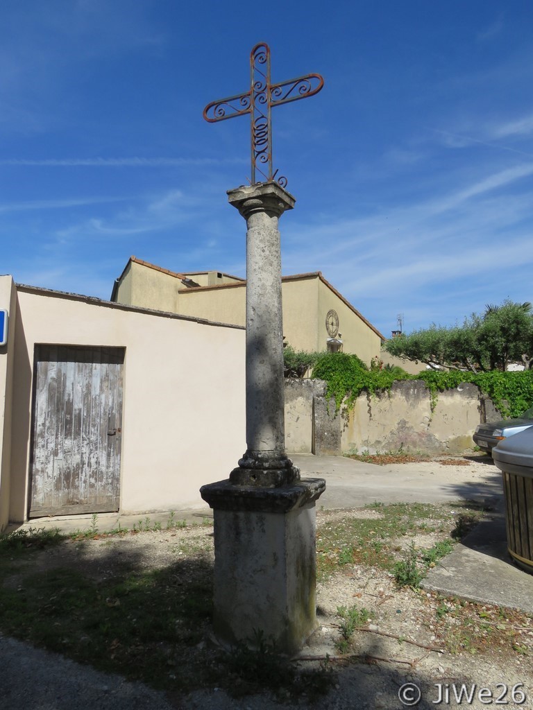 Cette vieille croix se situe Chemin du Moulin