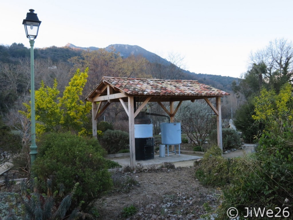 La vieille distillerie à lavande fine