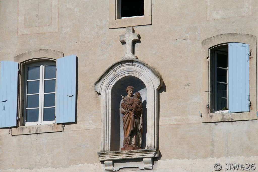 Statue de Saint-Joseph et l'enfant Jésus sur la façade principale