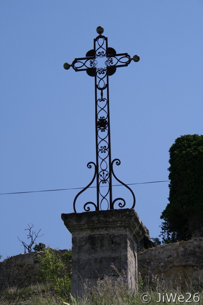Croix de fer située à côté de l'ancienne mairie