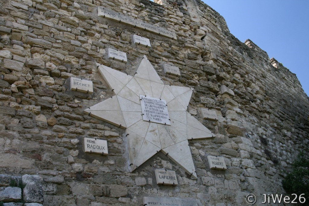 L'Etoile des Poètes, sur le mur des remparts, appelé "le grand mur de l'académie gauloise"