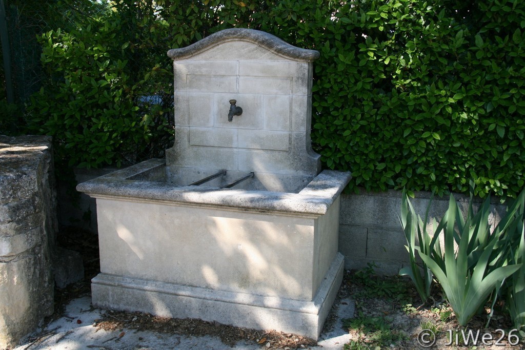 À proximité de la chapelle Saint-Jean, cette fontaine moderne