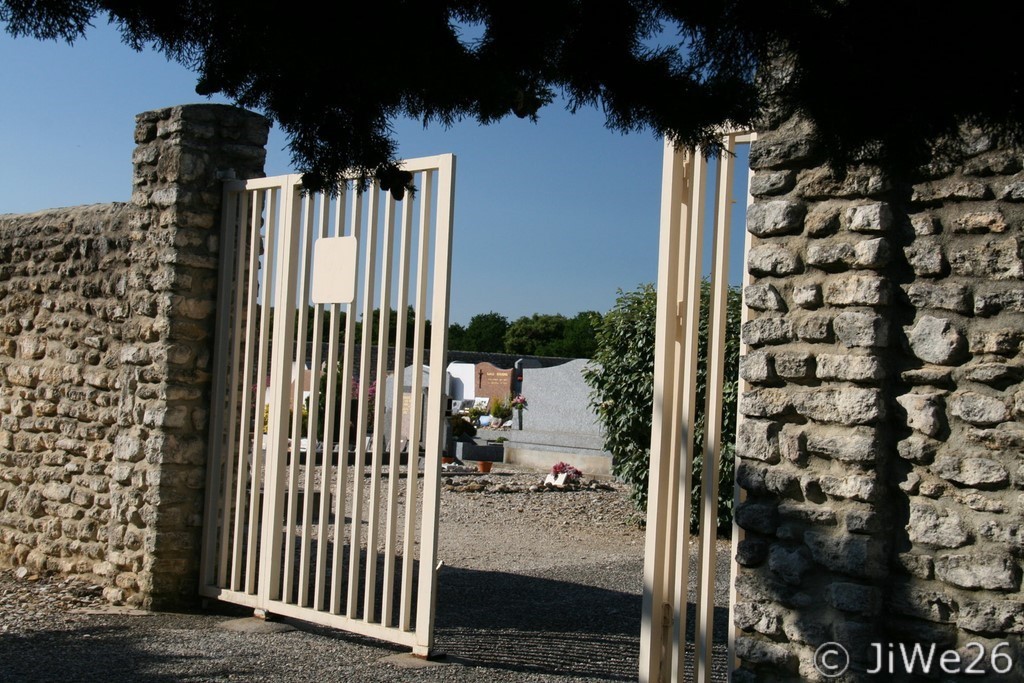La grille d'entrée du cimetière de Montségur-sur-Lauzon