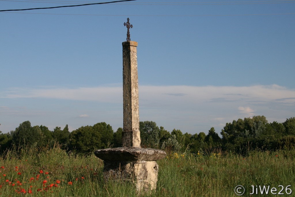 Cette croix juste devant la chapelle
