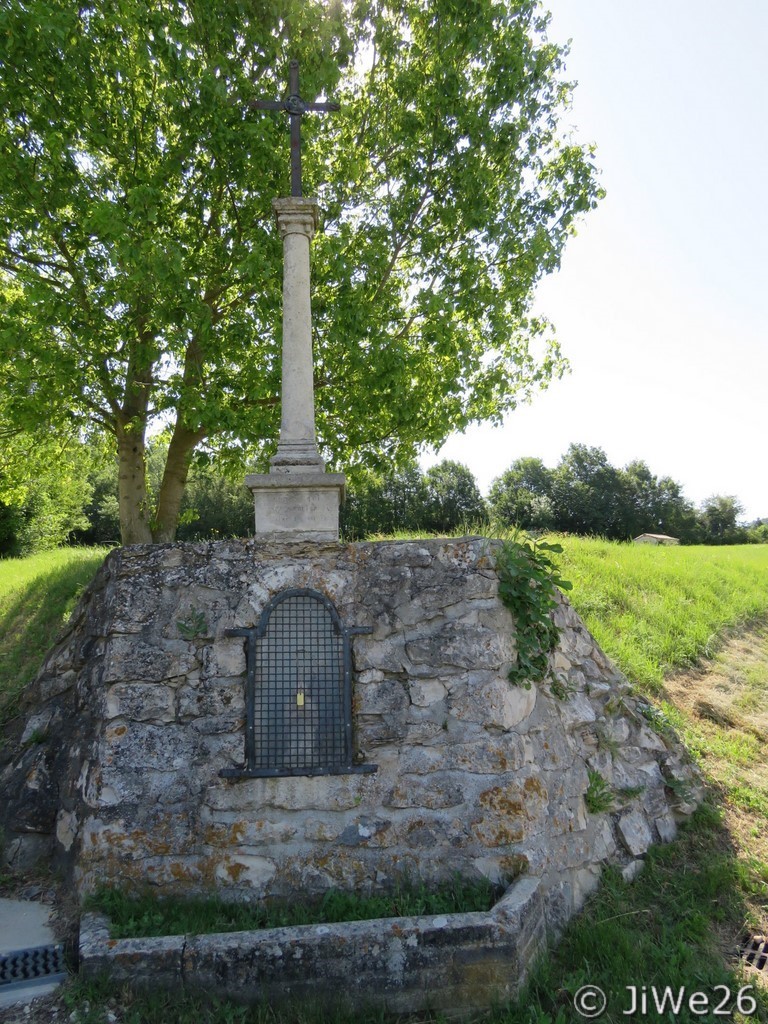 En entrant au village, nous prenons la direction de la Chapelle Saint-Bonnet et passons devant cette croix-oratoire, située au coin du Petit Chemin des Chênes