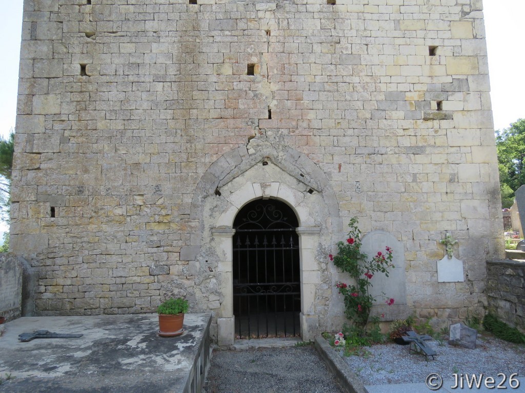 L'entrée de la chapelle protégée par une grille cadenassée