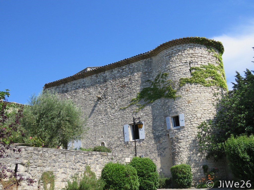 Le château à quatre tours d'angle, propriété privée de la famille de Pontcharra