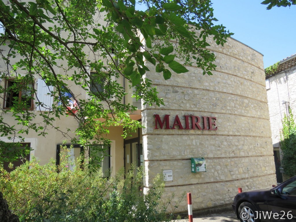 Toujours sur cette même place, derrière le murier, la mairie