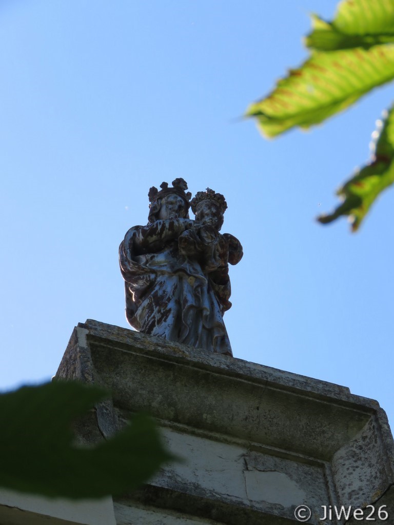 La statue de la Vierge à l'Enfant sur le toit de l'église