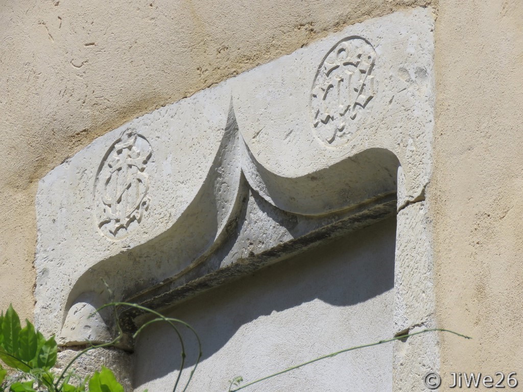 Ici, nous sommes dans la Rue des Pierres Taillées, 