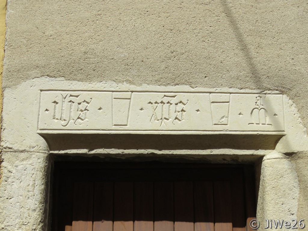 certaines maisons ont conservé les linteaux en pierre, souvent en accolade avec parfois une inscription
