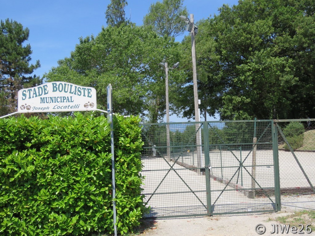 A priori, ici à Puygiron, vu le nombre de magnifiques terrains, on joue aux boules !